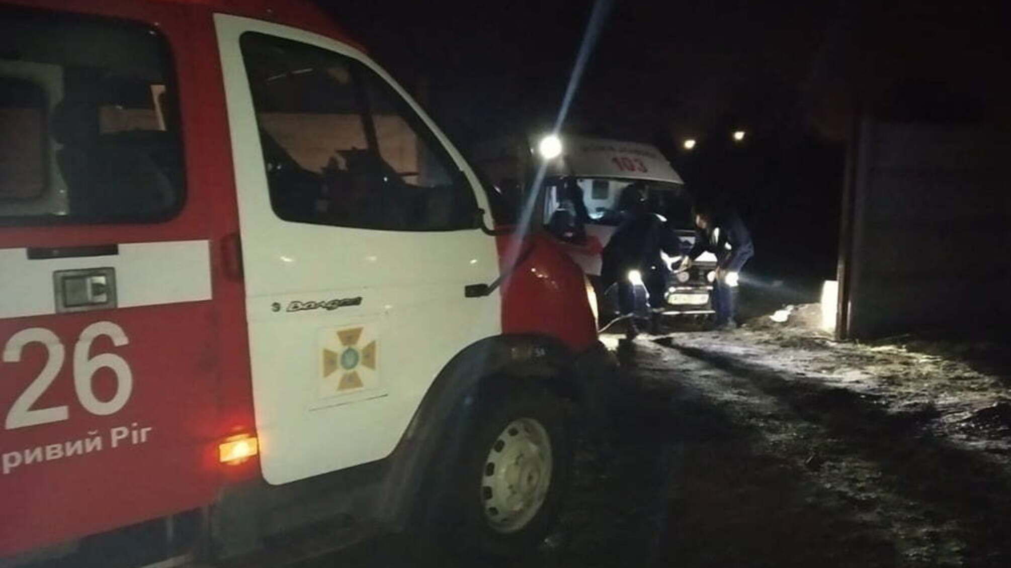 Дніпропетровська область: рятувальники визволили карету швидкої медичної допомоги з багнюки (ВІДЕО)