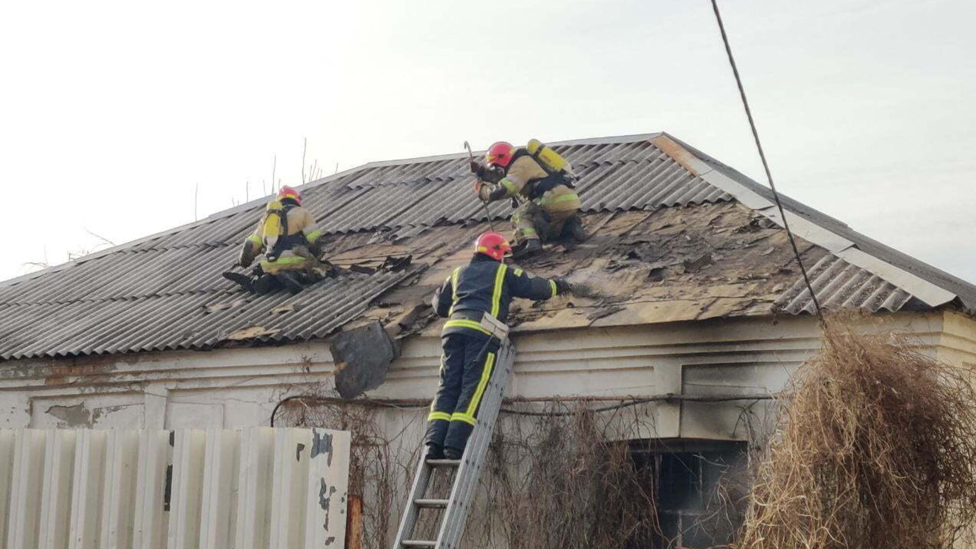 м. Київ: вогнеборці ліквідували пожежу в приватному житловому будинку