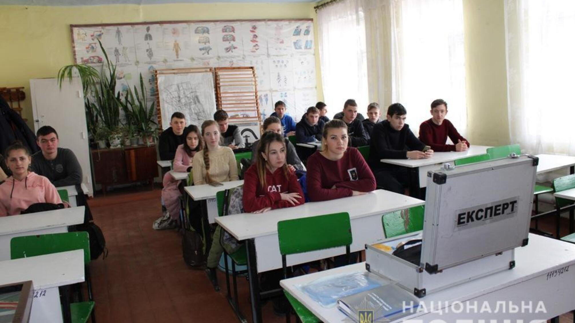 Поліцейські Одещини допомагають дітям у професійному самовизначенні