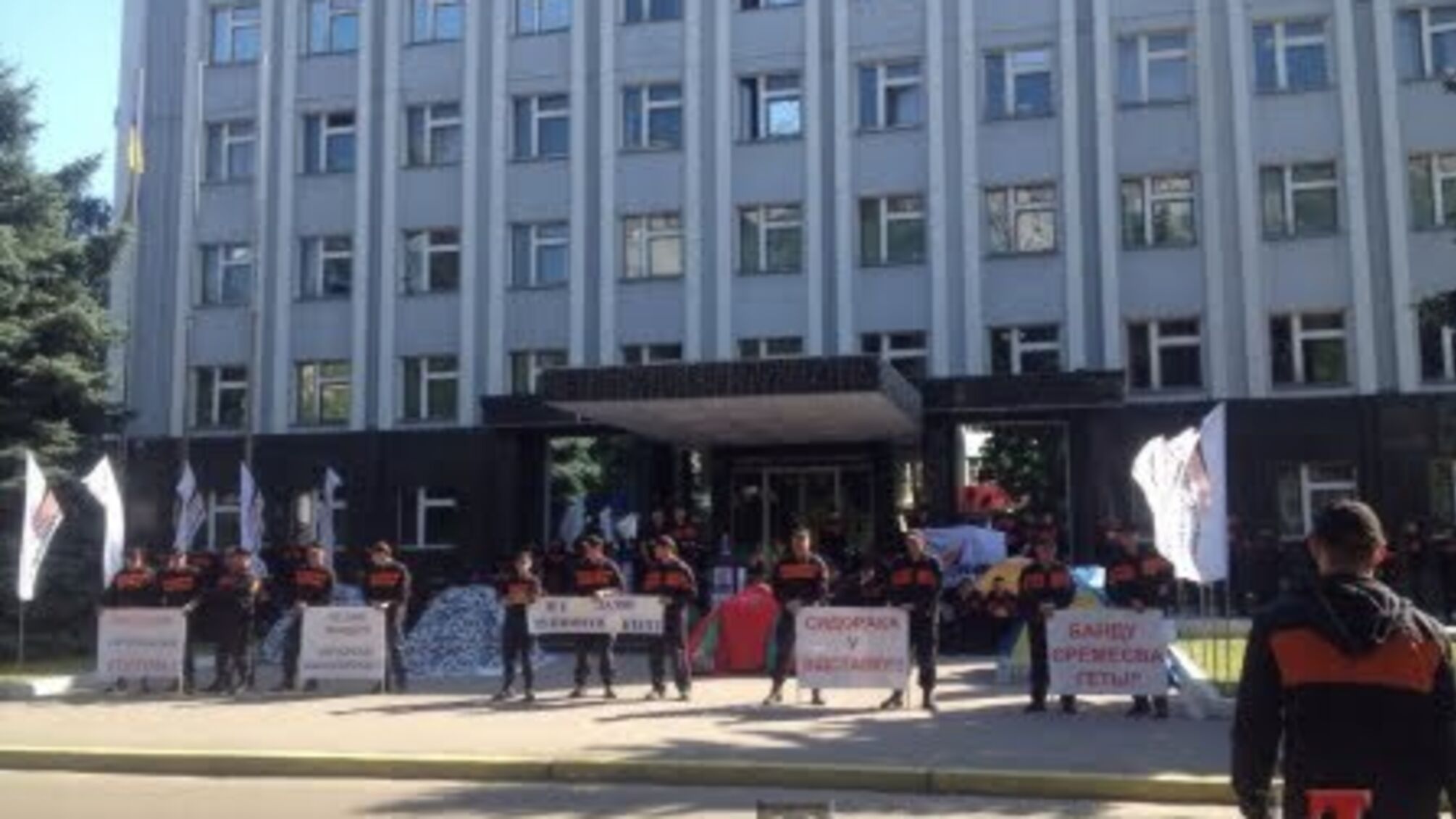 'Ночью в здание ПДМН зашли 25 человек с автоматами' - митингующий