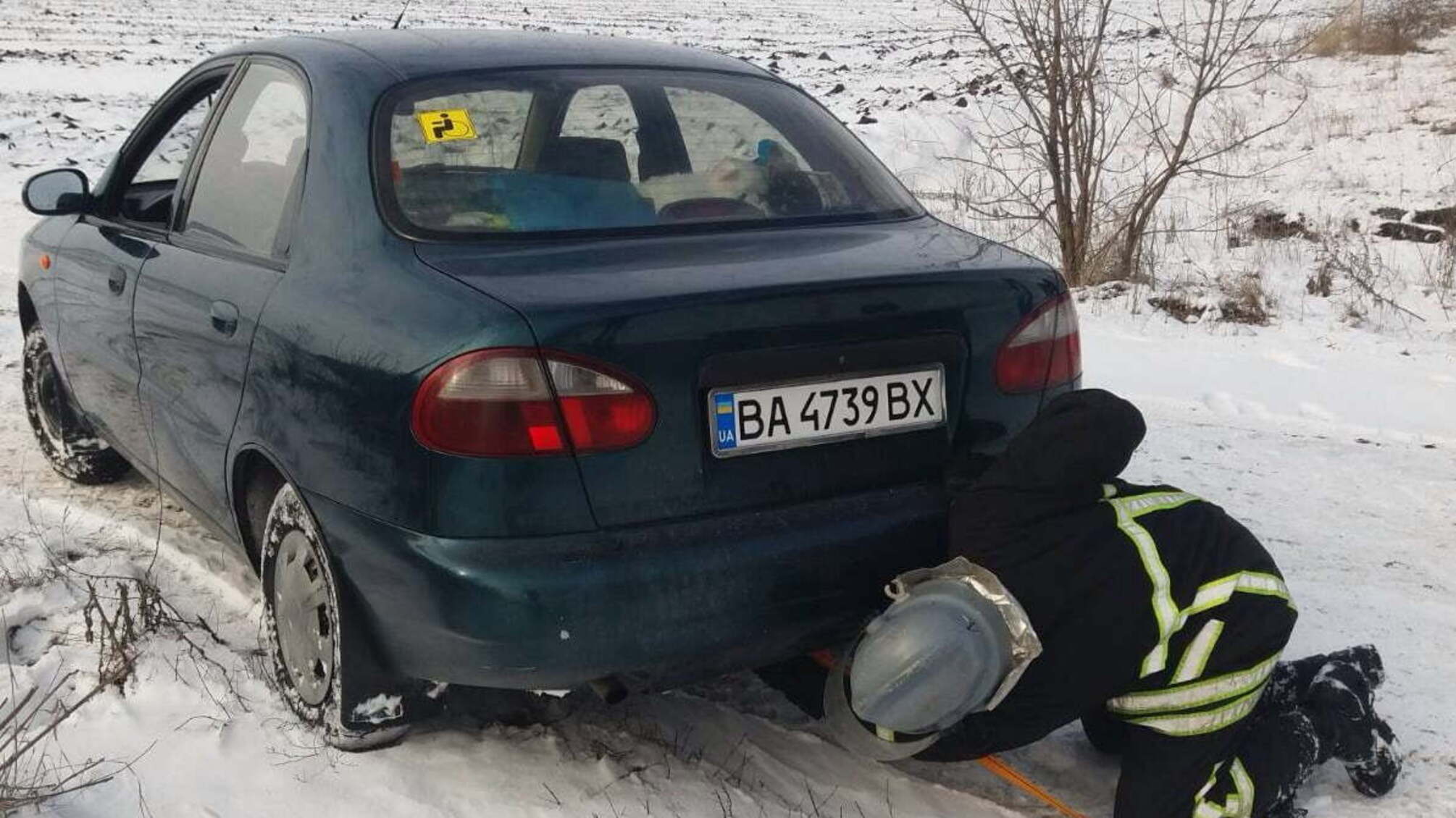 У Кіровоградській області рятувальники надали допомогу водію автомобіля