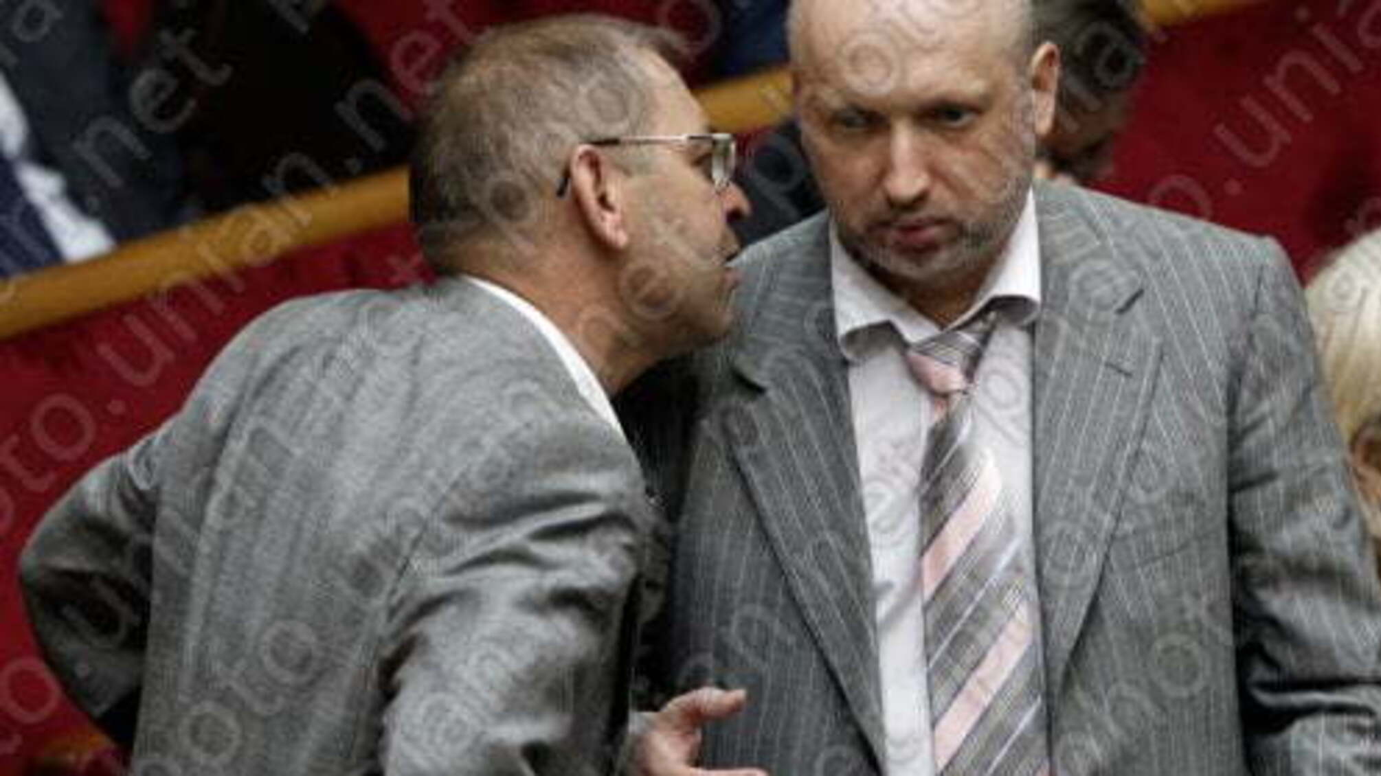 Турчинов с Пашинським обвиняют активистов Майдана в разграблении сокровищ Януковича