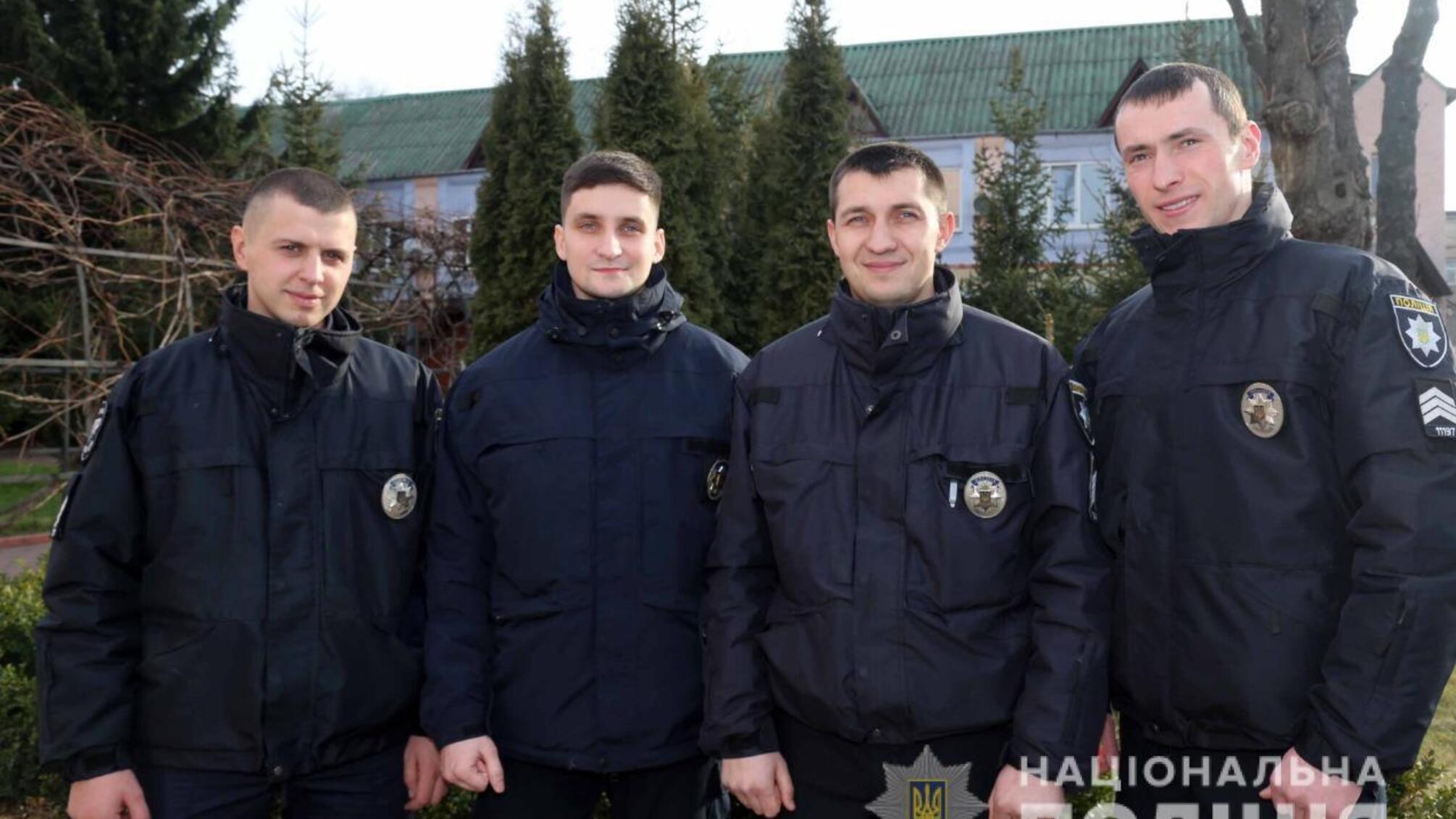 Керівник поліції Вінниччини Юрій Педос відзначив подяками патрульних поліцейських, які врятували жінку