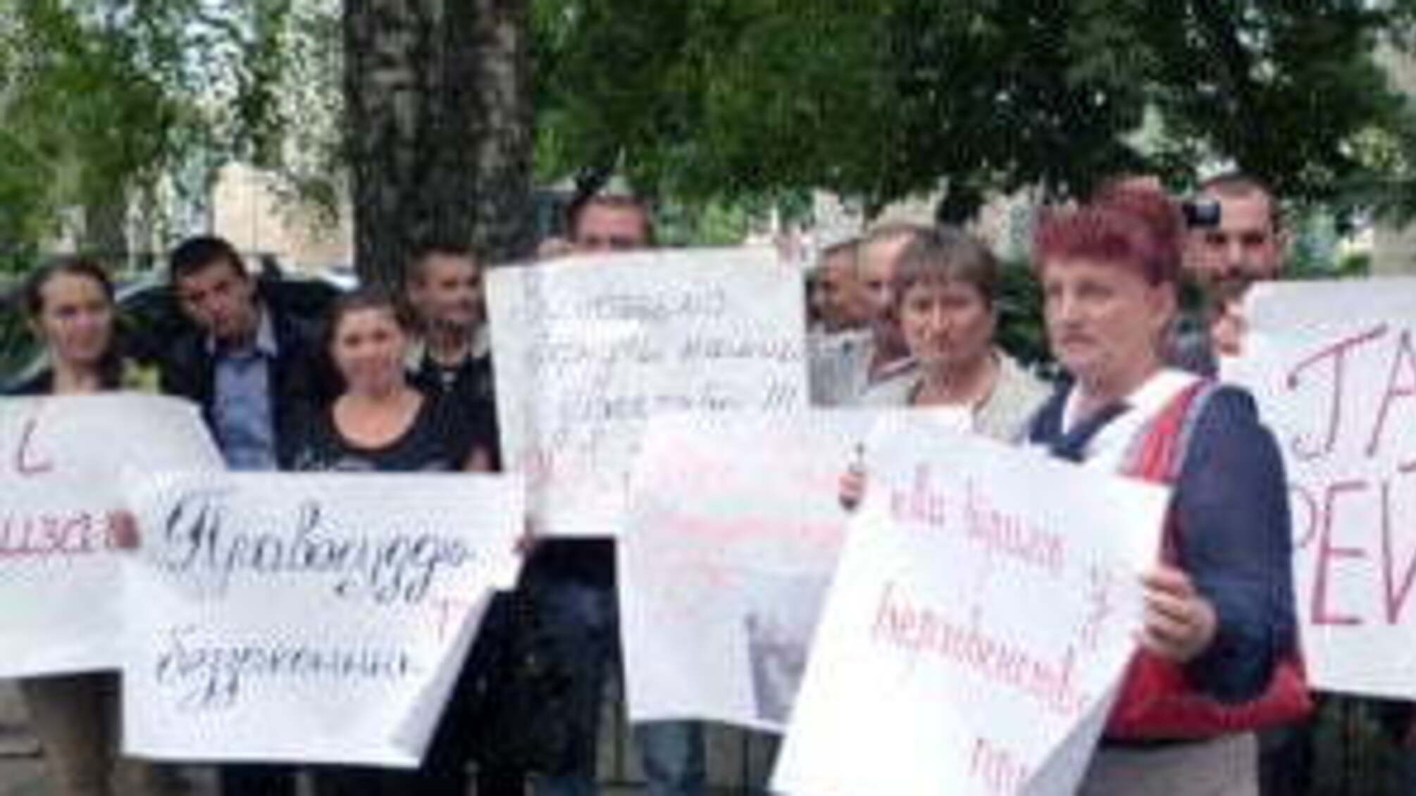 У Донецьку жителі багатоповерхівки протестували проти рейдерського захоплення підвалу їхнього будинку