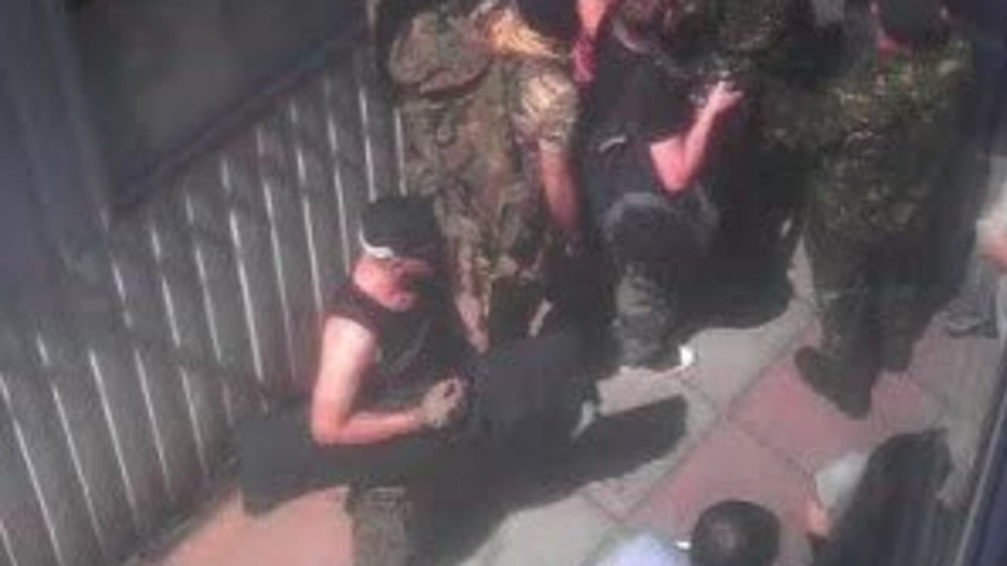 Уточнено. В Киеве около 50 вооруженных человек пытались захватить рынок 'Детский пассаж'