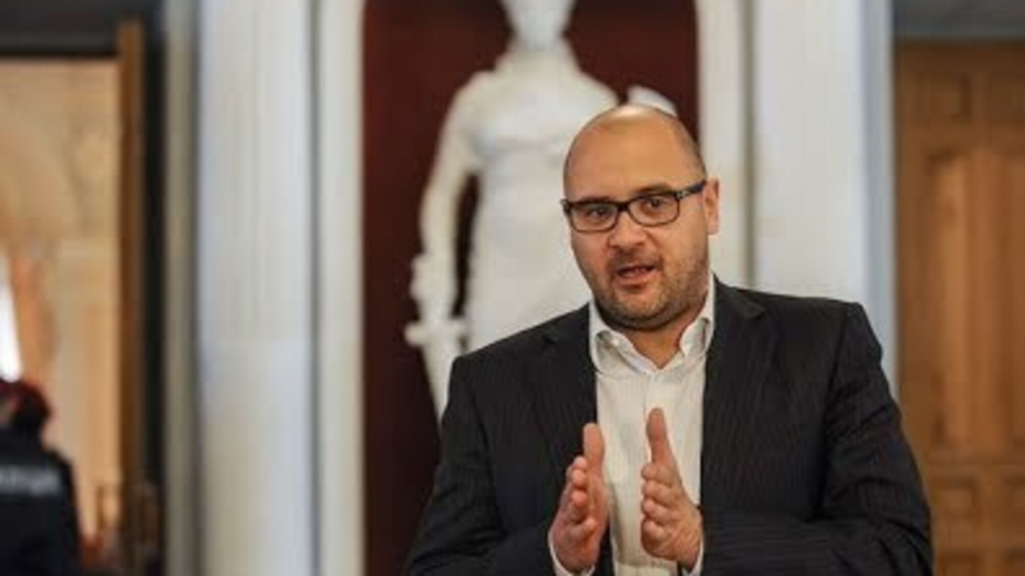 Дмитрий Святаш. Портрет жулика в интерьере