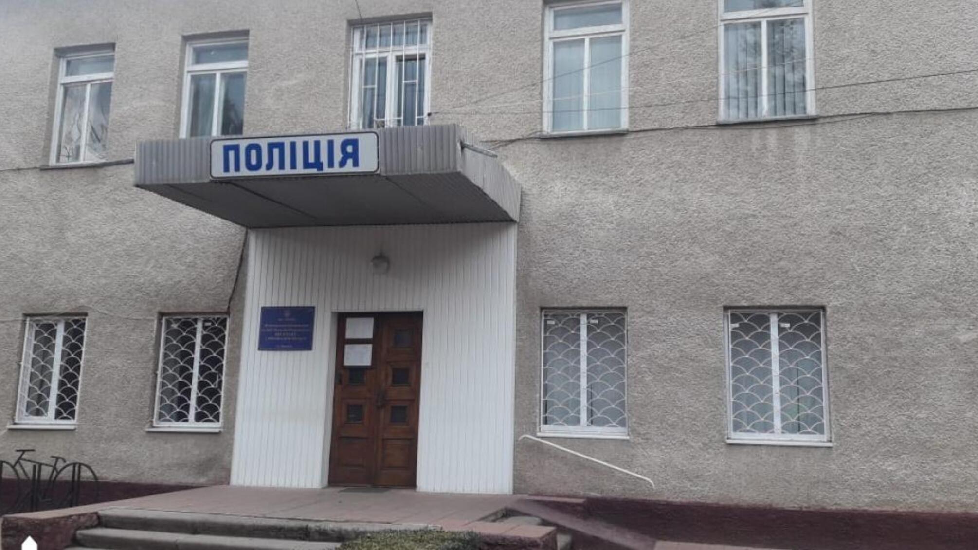 Змусив присідати та бив кийком – колишньому патрульному повідомлено про підозру