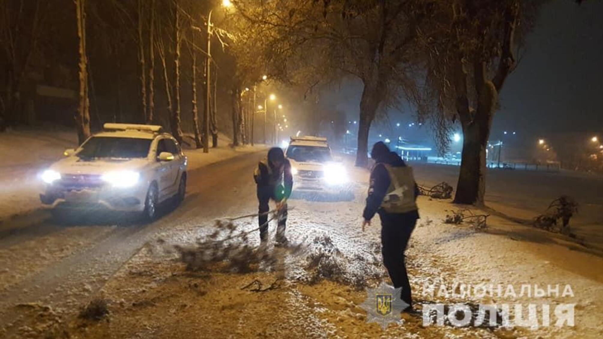 Поліція Дніпропетровської області працює на автошляхах для усунення складних ситуацій, пов'язаних з негодою