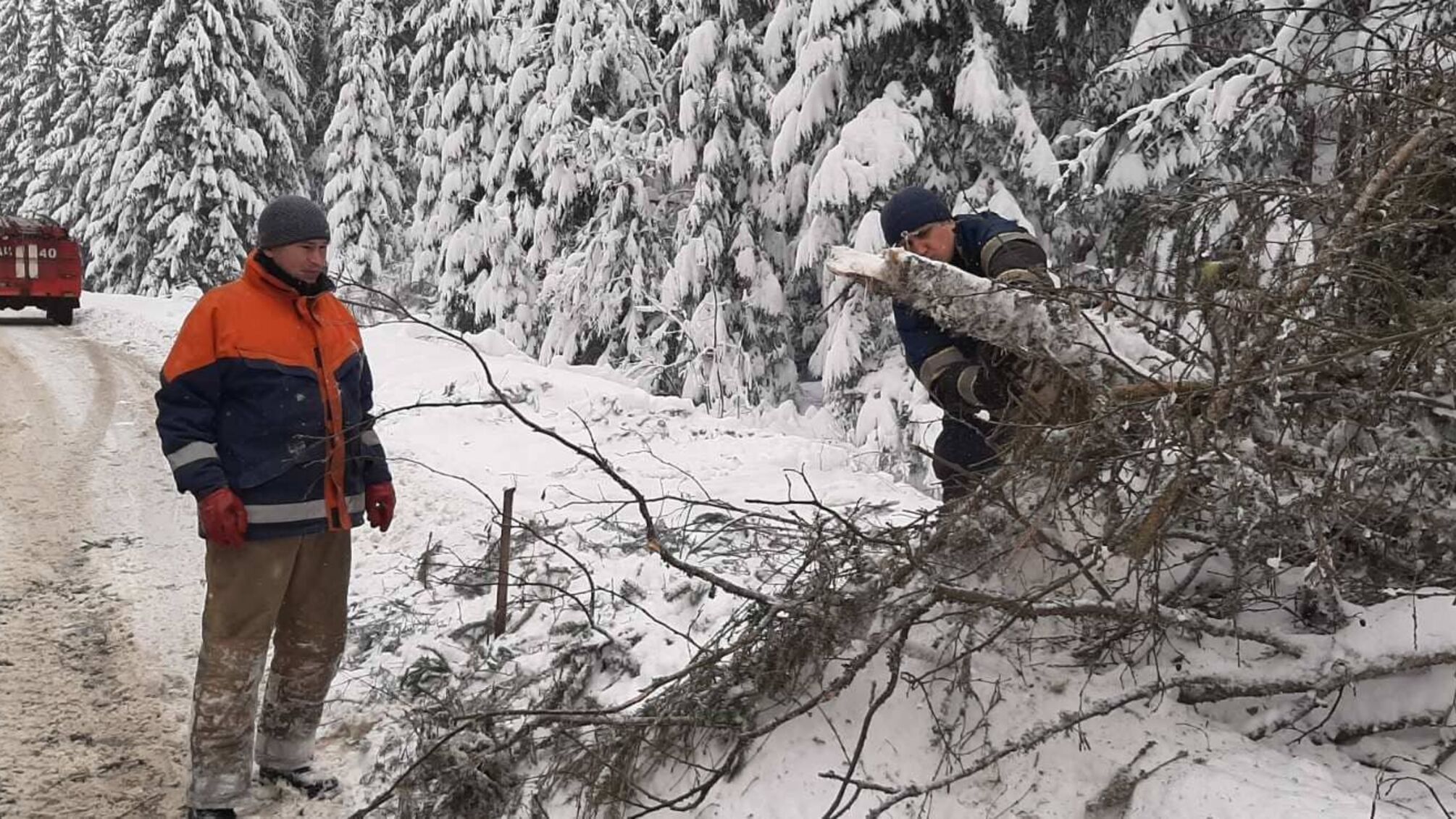 Впродовж доби закарпатські рятувальники продовжували допомагати населенню