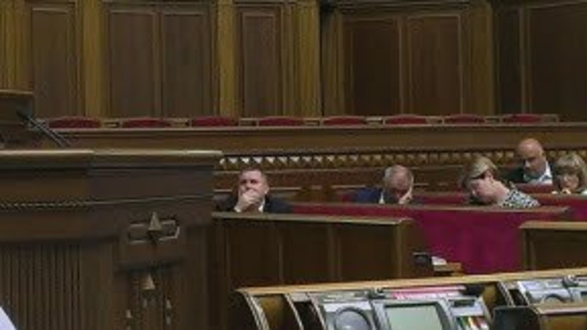 Коммунисты спят в Верховной Раде, когда идет голосование.Фото