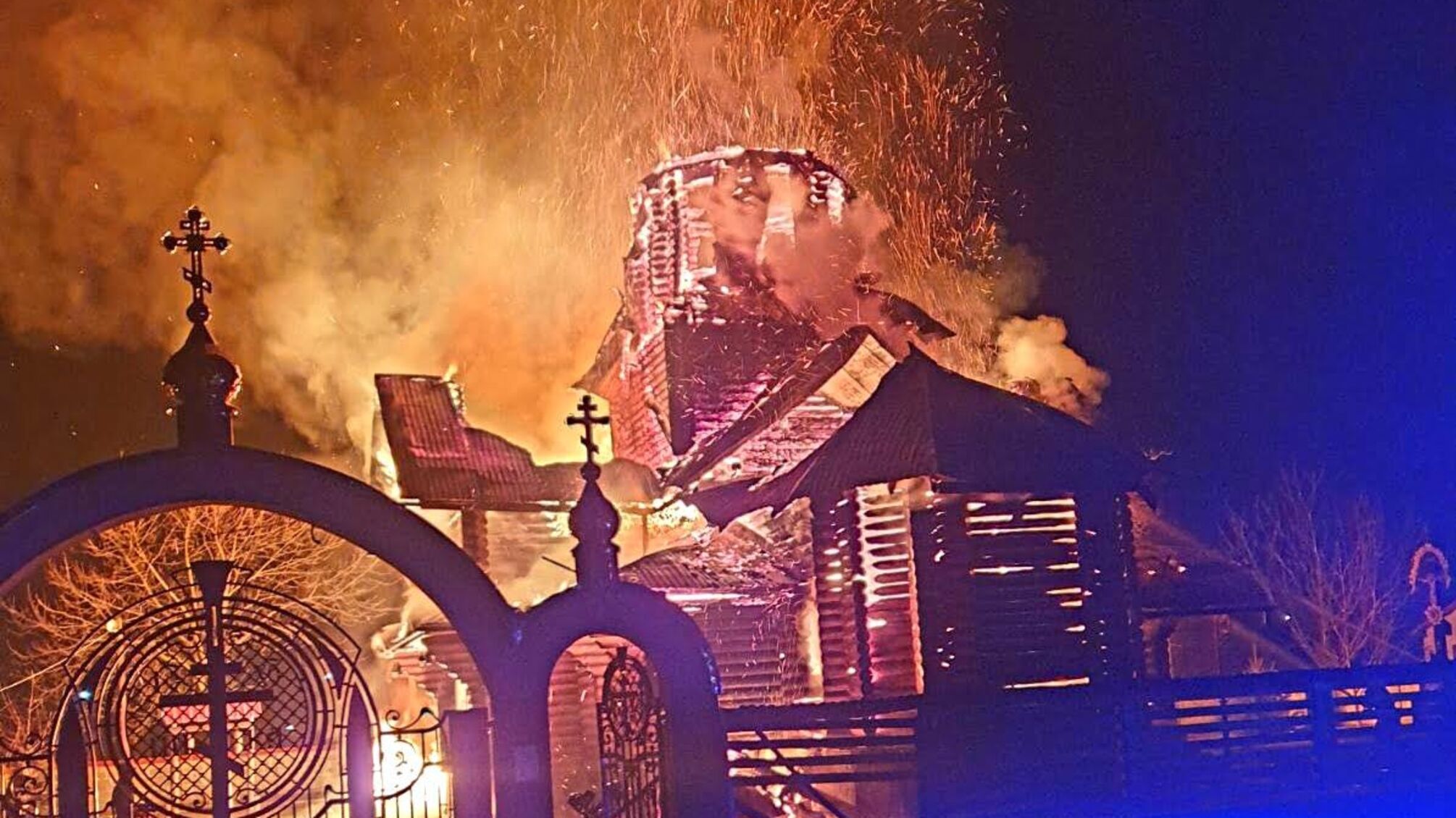 Закарпатські вогнеборці приборкали пожежу в церкві