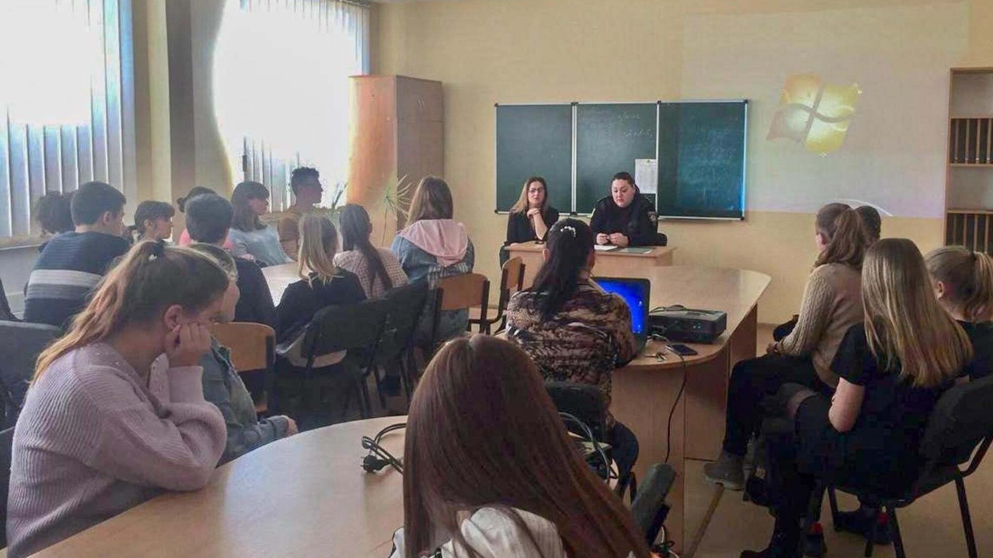Поліцейські проводять у навчальних закладах Одещини тематичні уроки про шкоду наркотиків