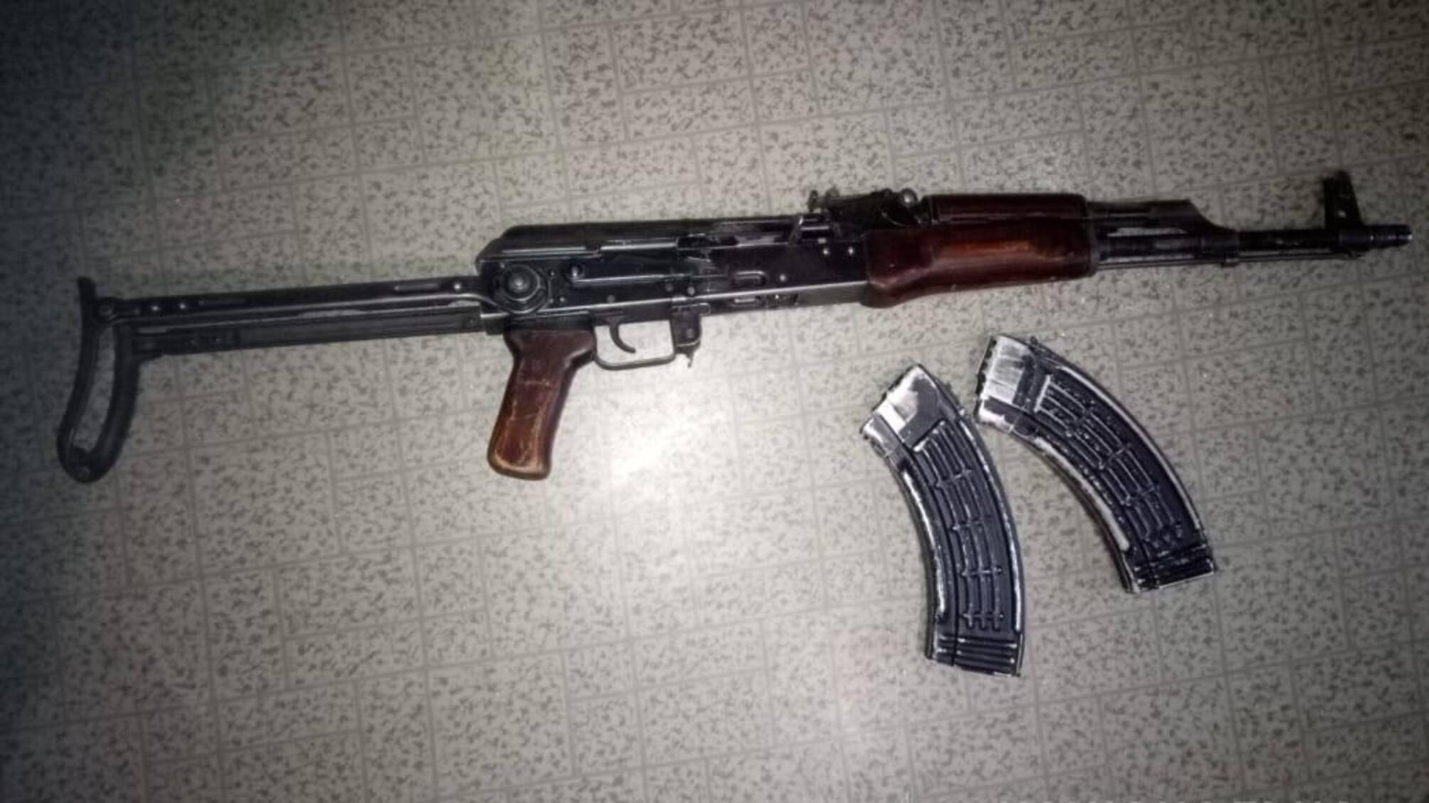 На Херсонщині поліцейські вилучили у 45-річного чоловіка автомат і 75 набоїв до нього