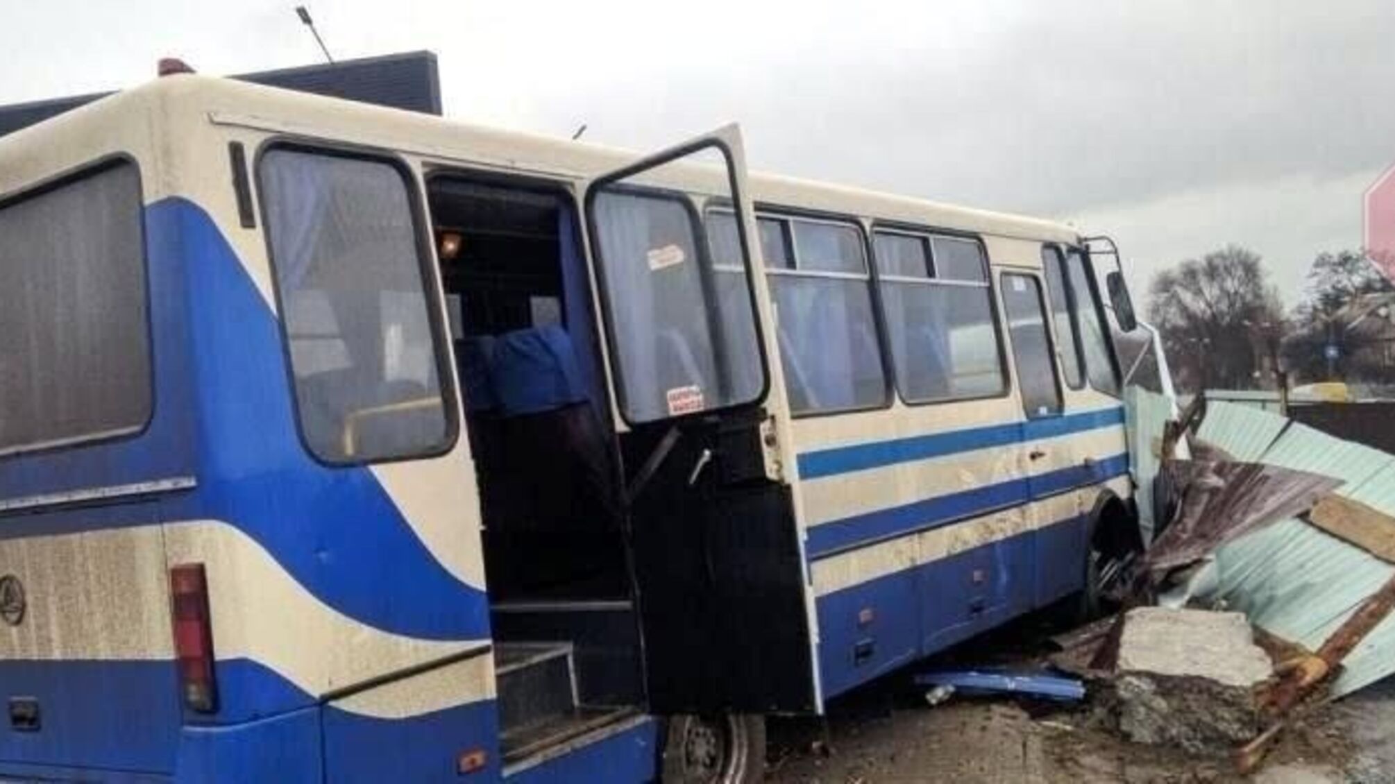 Помер за кермом: на Дніпропетровщині сталась ДТП із шкільним автобусом (фото)