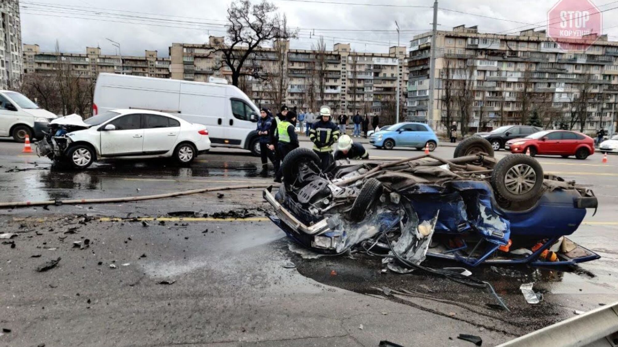 На столичному мосту Патона сталася аварія с постраждалими (фото)