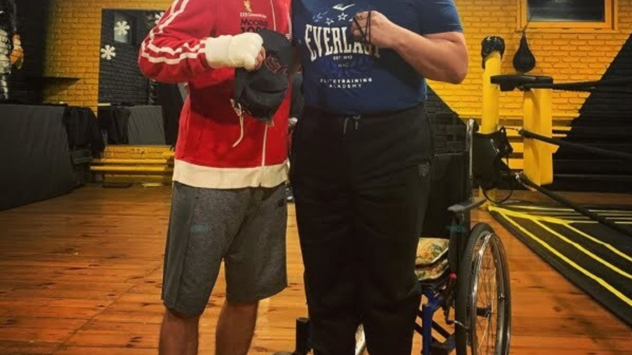 Українського боксера розкритикували за одяг з російською символікою (фото)