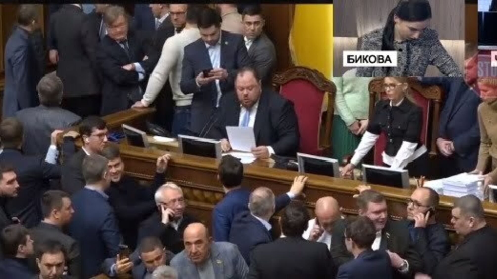 Сутички у ВР: 'Батьківщина' блокує президію, а ОПЗЖ трибуну (фото)