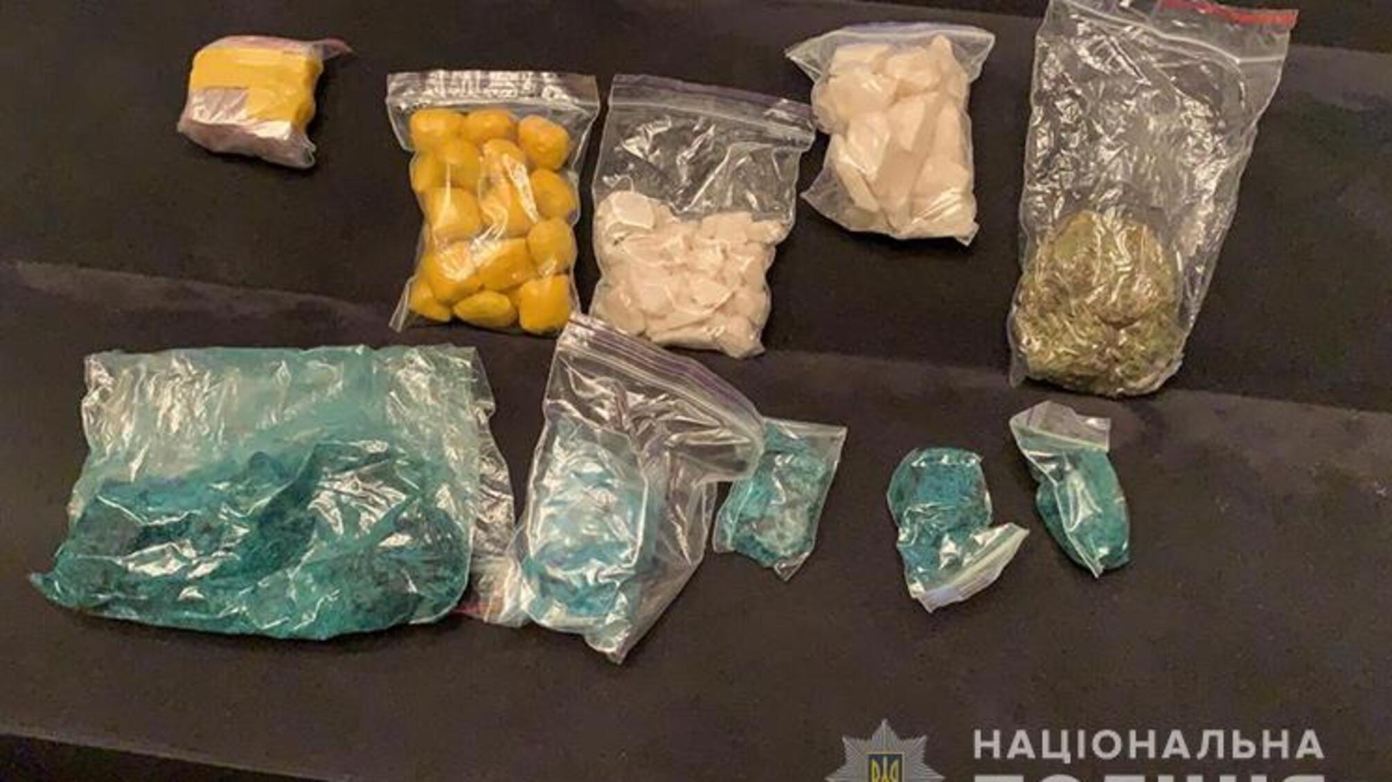 Працівники департаменту стратегічних розслідувань затримали злочинну групу, яка збувала наркотики по Україні