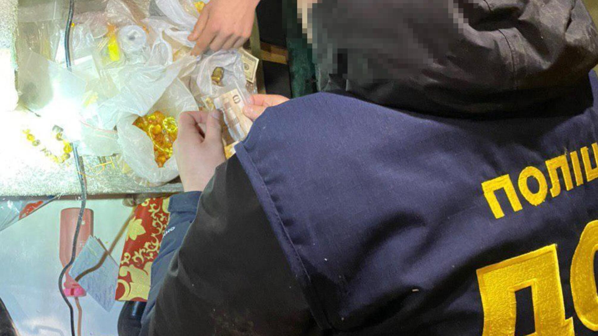 На Рівненщині поліцейські припинили діяльність двох підпільних цехів з обробки бурштину