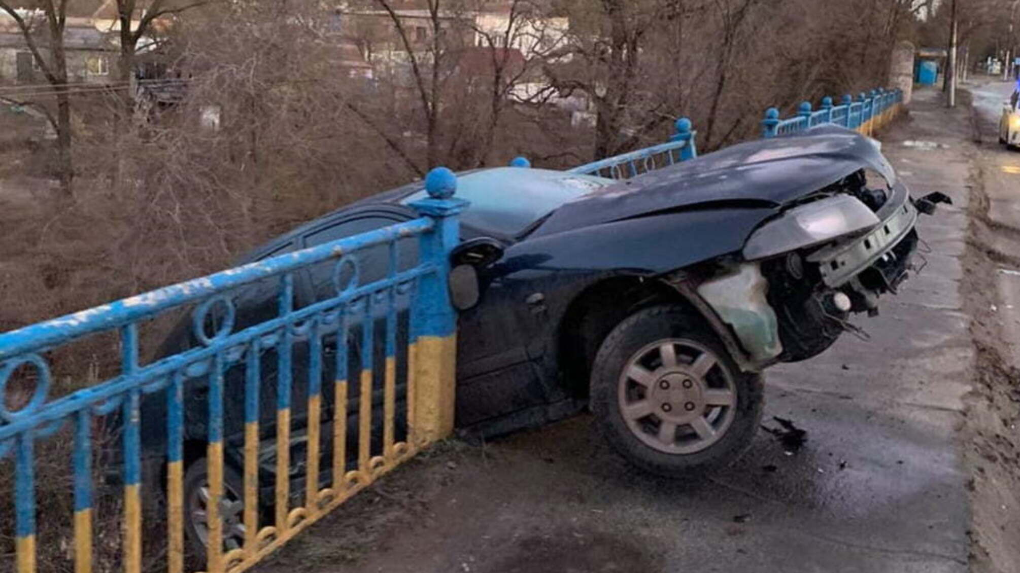 Дніпропетровська область: надзвичайники запобігли падінню автомобіля з мосту