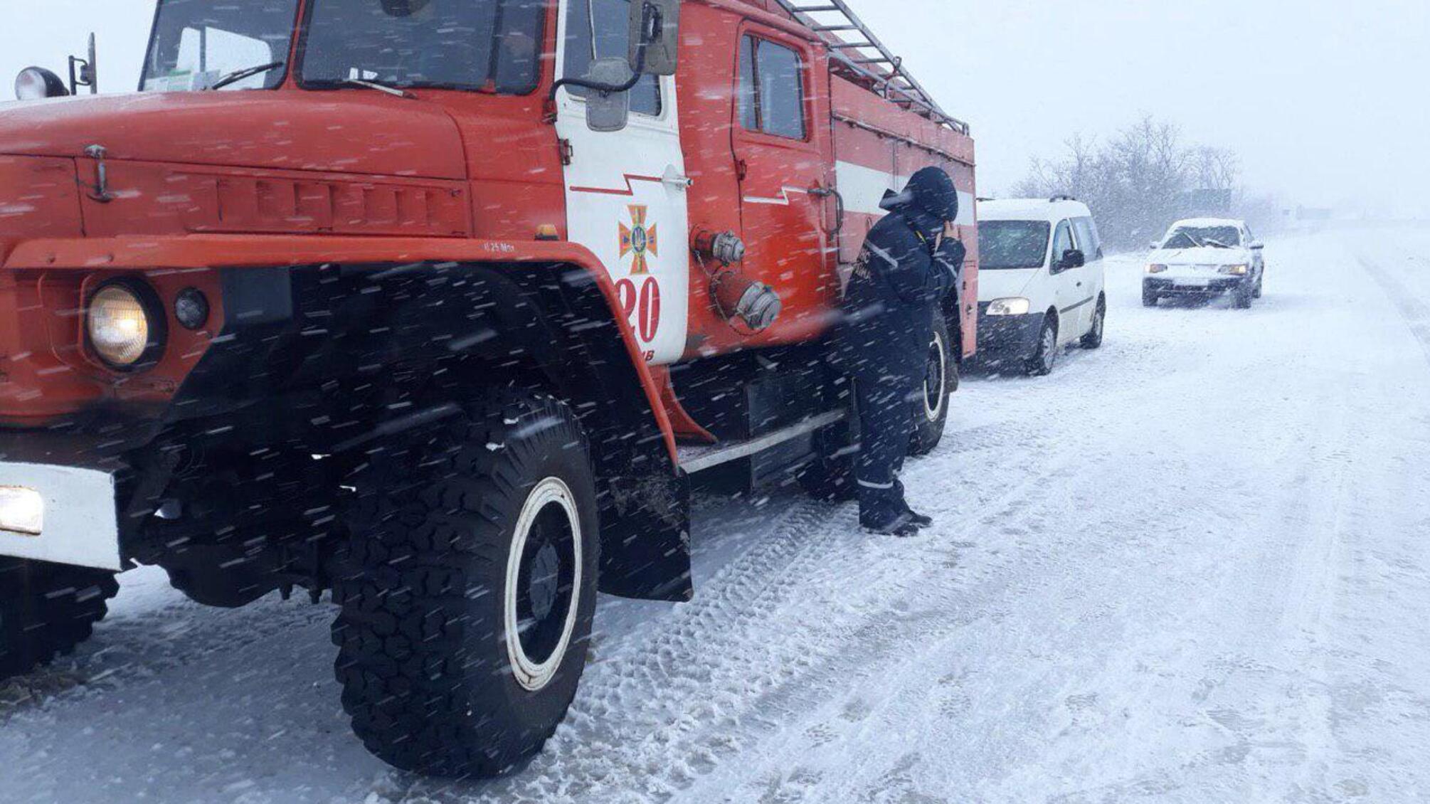 Запорізька область: рятувальники продовжують надавати допомогу водіям внаслідок негоди