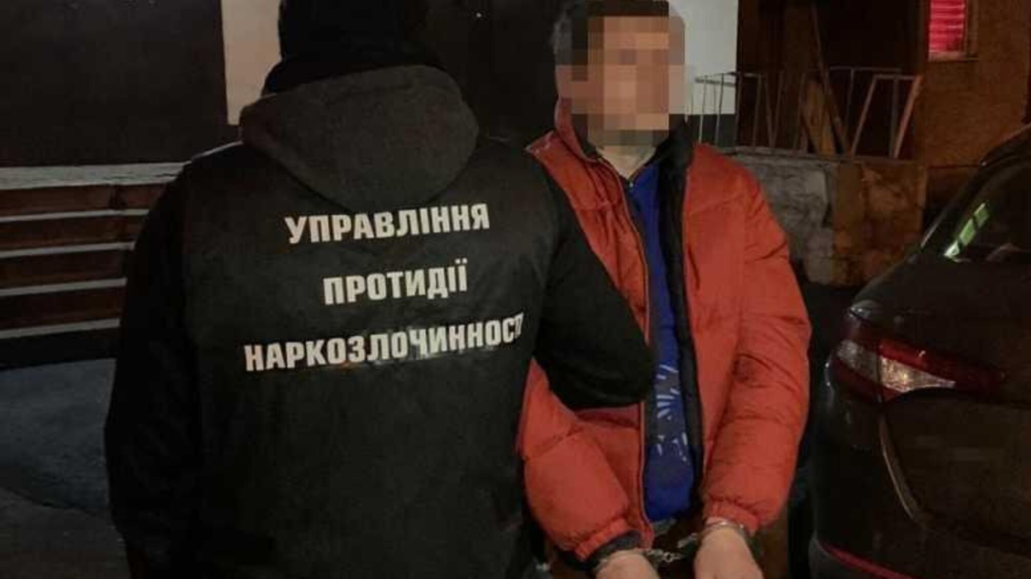 У Києві працівники поліції затримали чоловіка за виготовлення і збут наркотиків