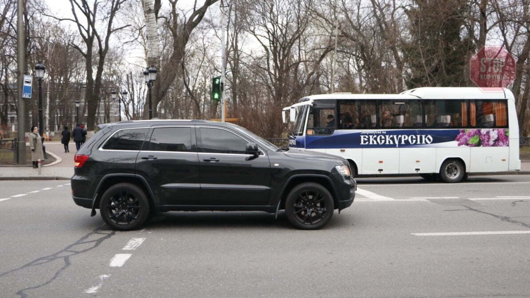 Перебігала дорогу на 'червоний' сигнал: у столиці пішохід попала під колеса авто (фото)