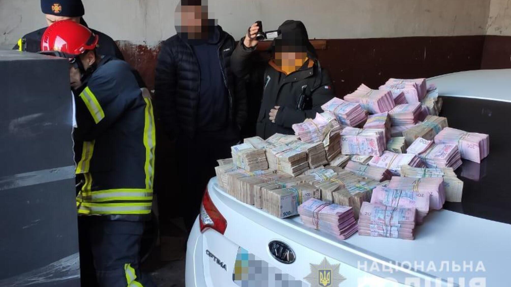 В організаторів масштабної «схеми» постачання та реалізації тютюнових виробів поліцейські Донеччини вилучили понад 20 мільйонів гривень готівкою