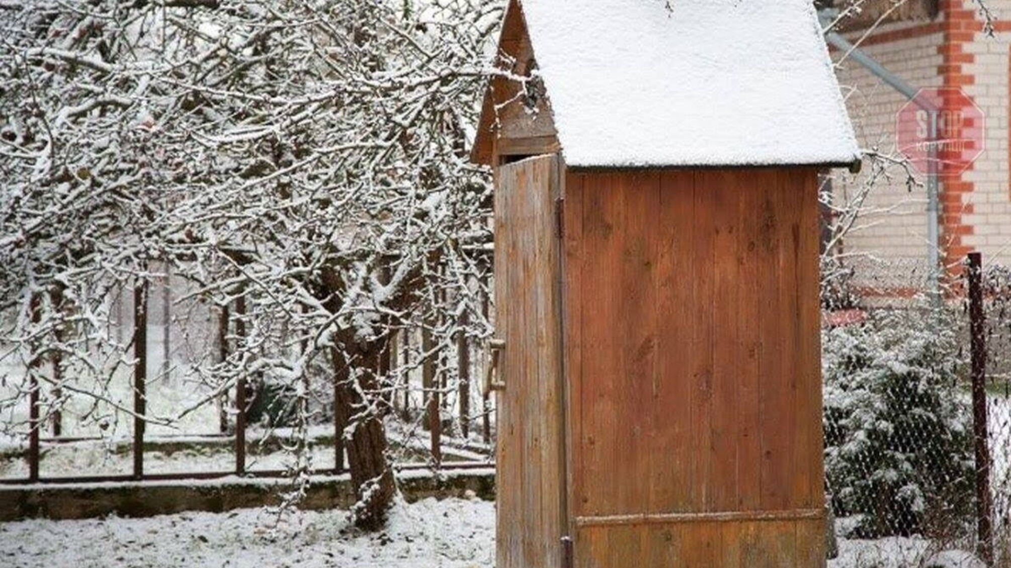 На Дніпропетровщині жінка народила у вуличному туалеті