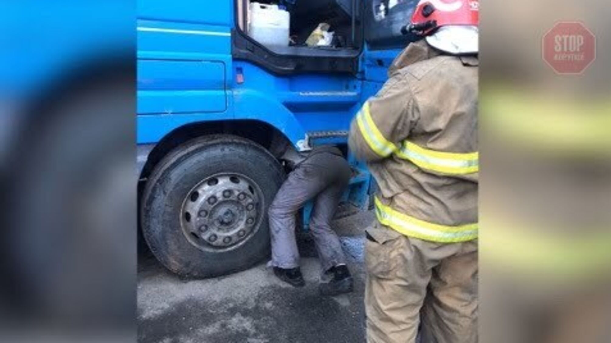 У Києві кабіна фури придавила насмерть водія (фото)