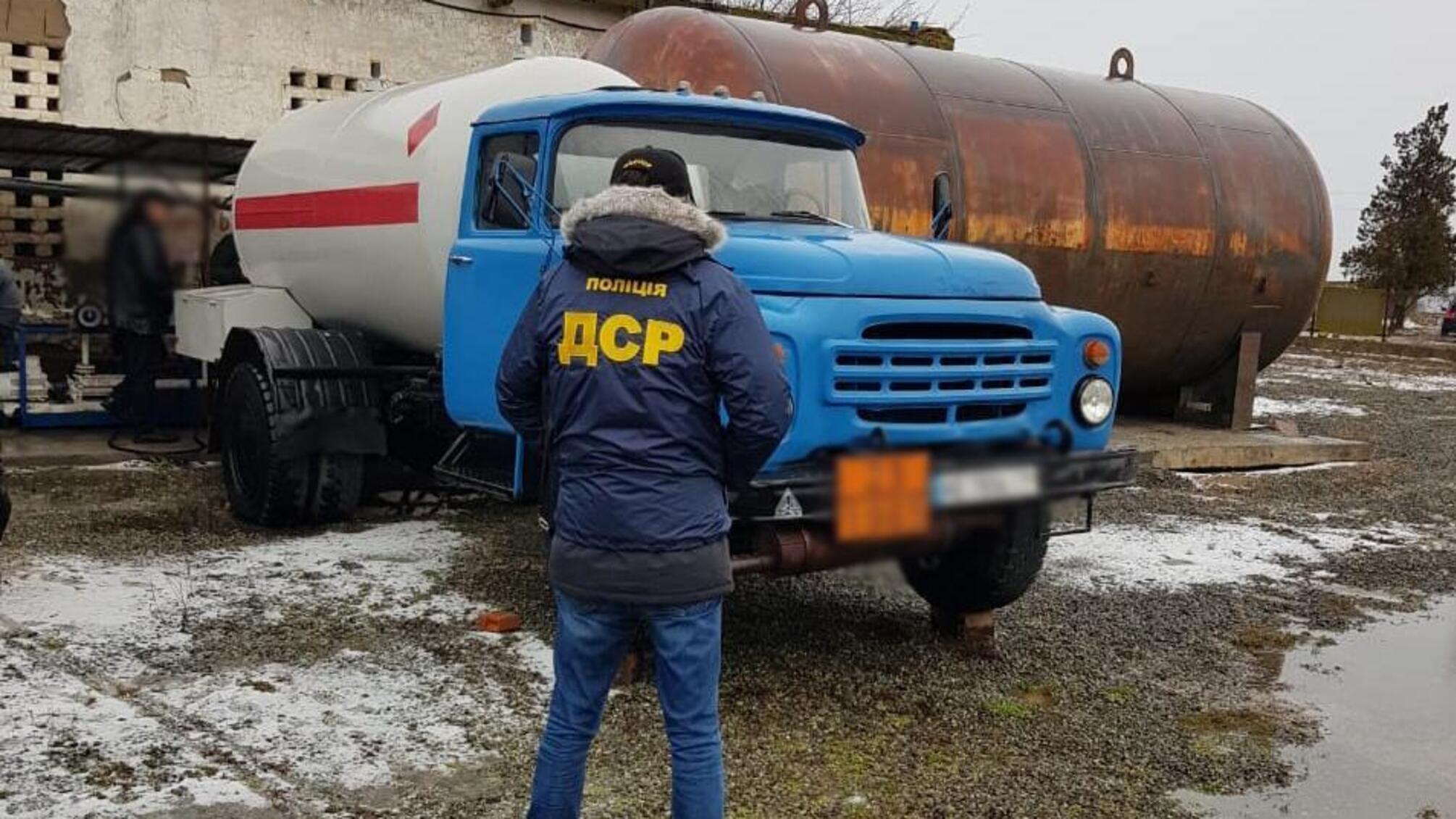 На Дніпропетровщині поліція викрила групу осіб, яка газ для потреб населення продавала через мережу підпільних АЗС