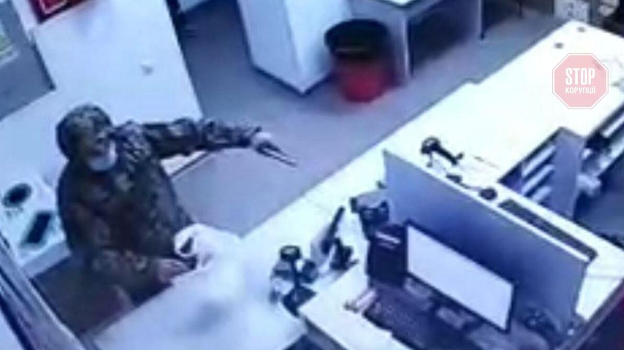 У Києві чоловік з пістолетом пограбував відділення 'Нової пошти'(відео)
