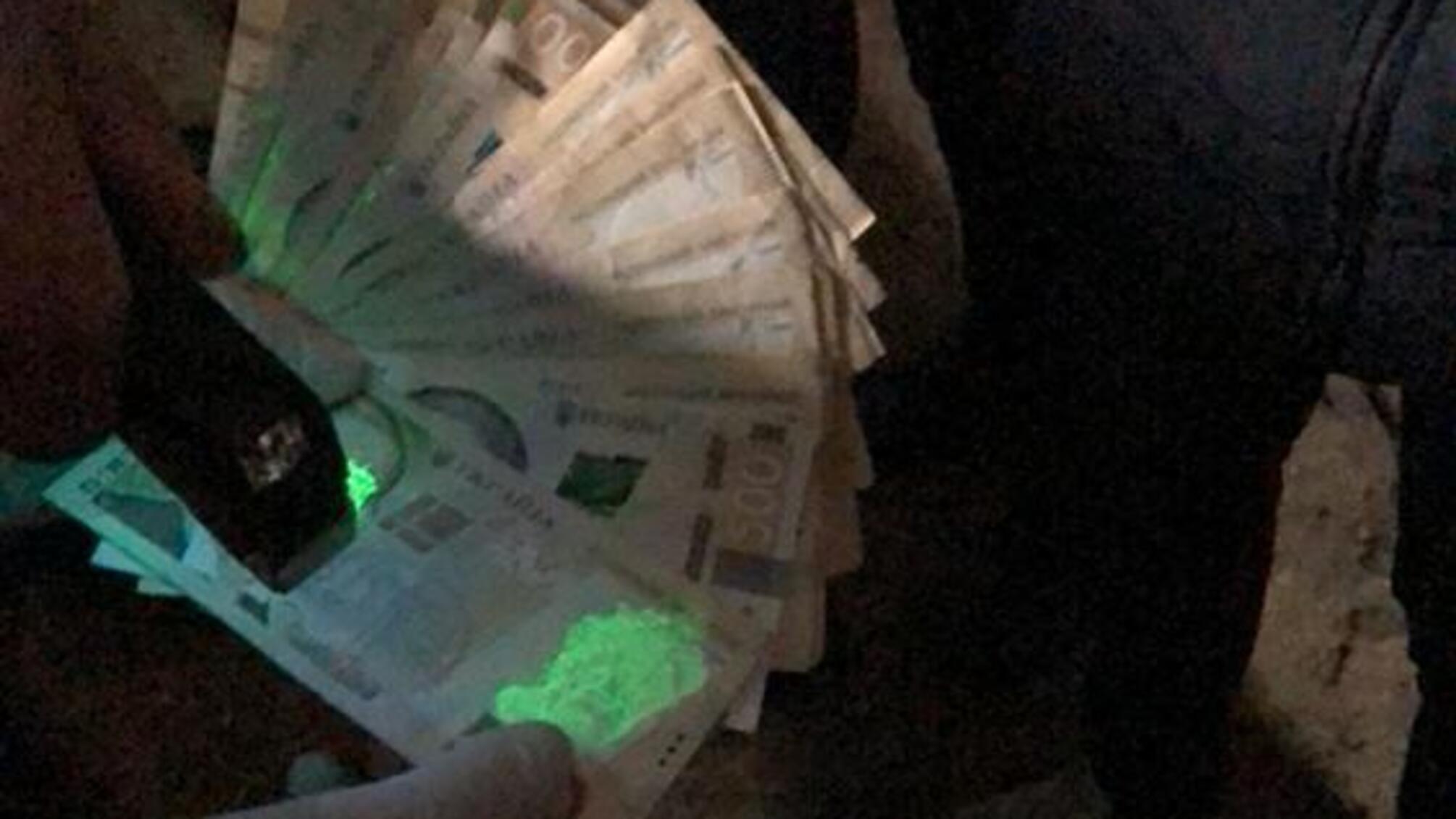 Внутрішня безпека поліції викрила на вимаганні неправомірної вигоди у розмірі 2,5 тисяч доларів США посадовця поліції Херсонщини