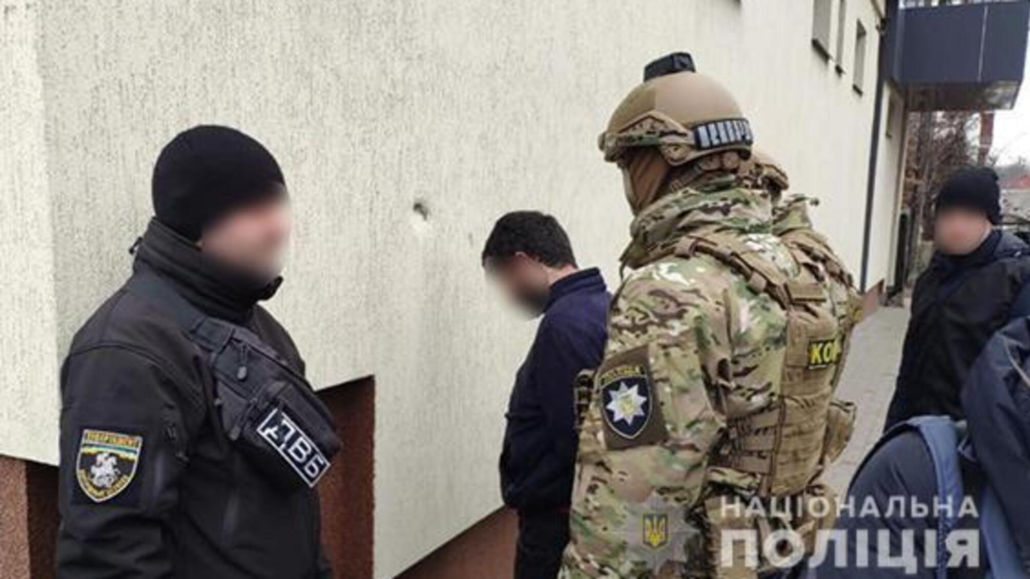 У Хмельницькому працівники поліції затримали іноземця за вимагання 20 тисяч доларів з місцевої мешканки