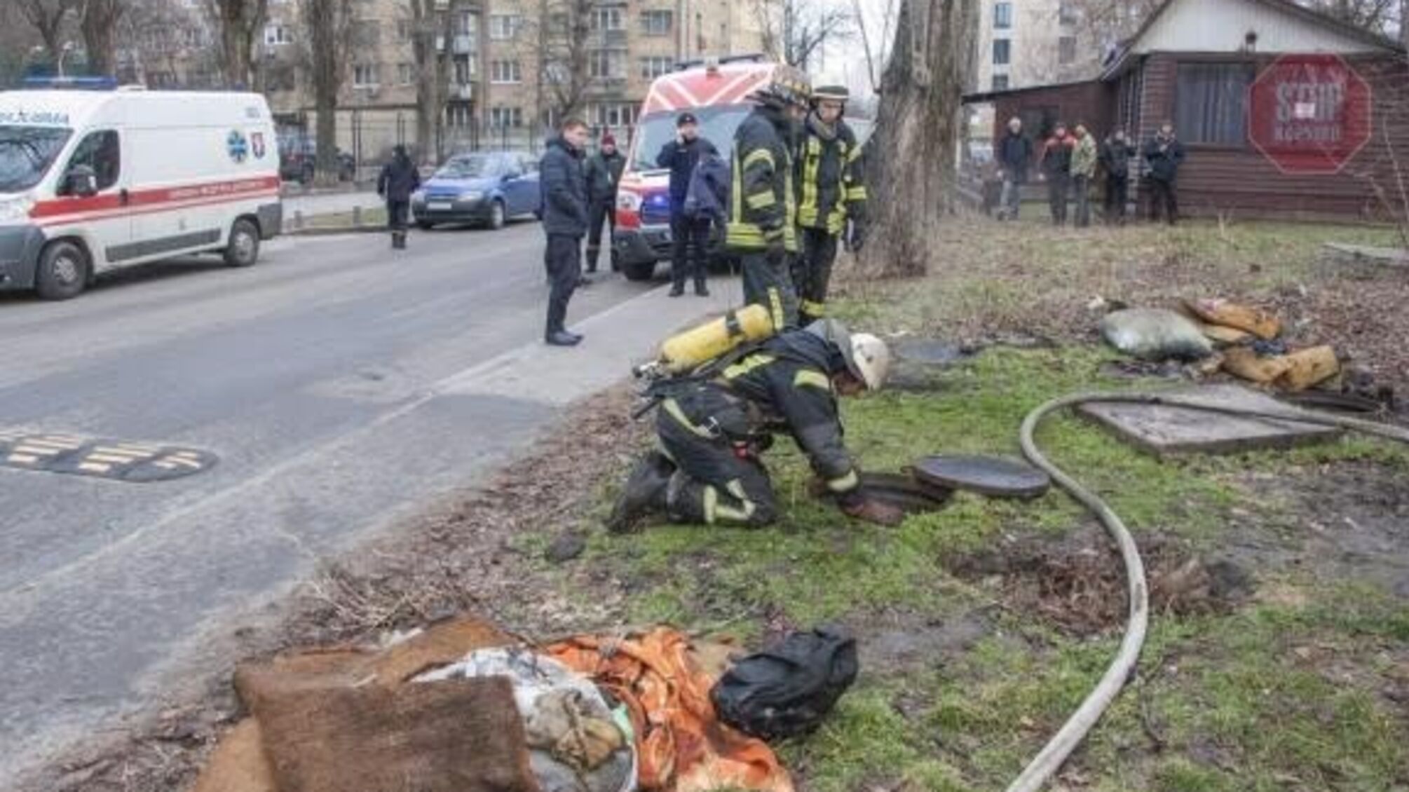 У столиці під час пожежі в колодязі теплотраси загинули троє людей (фото)