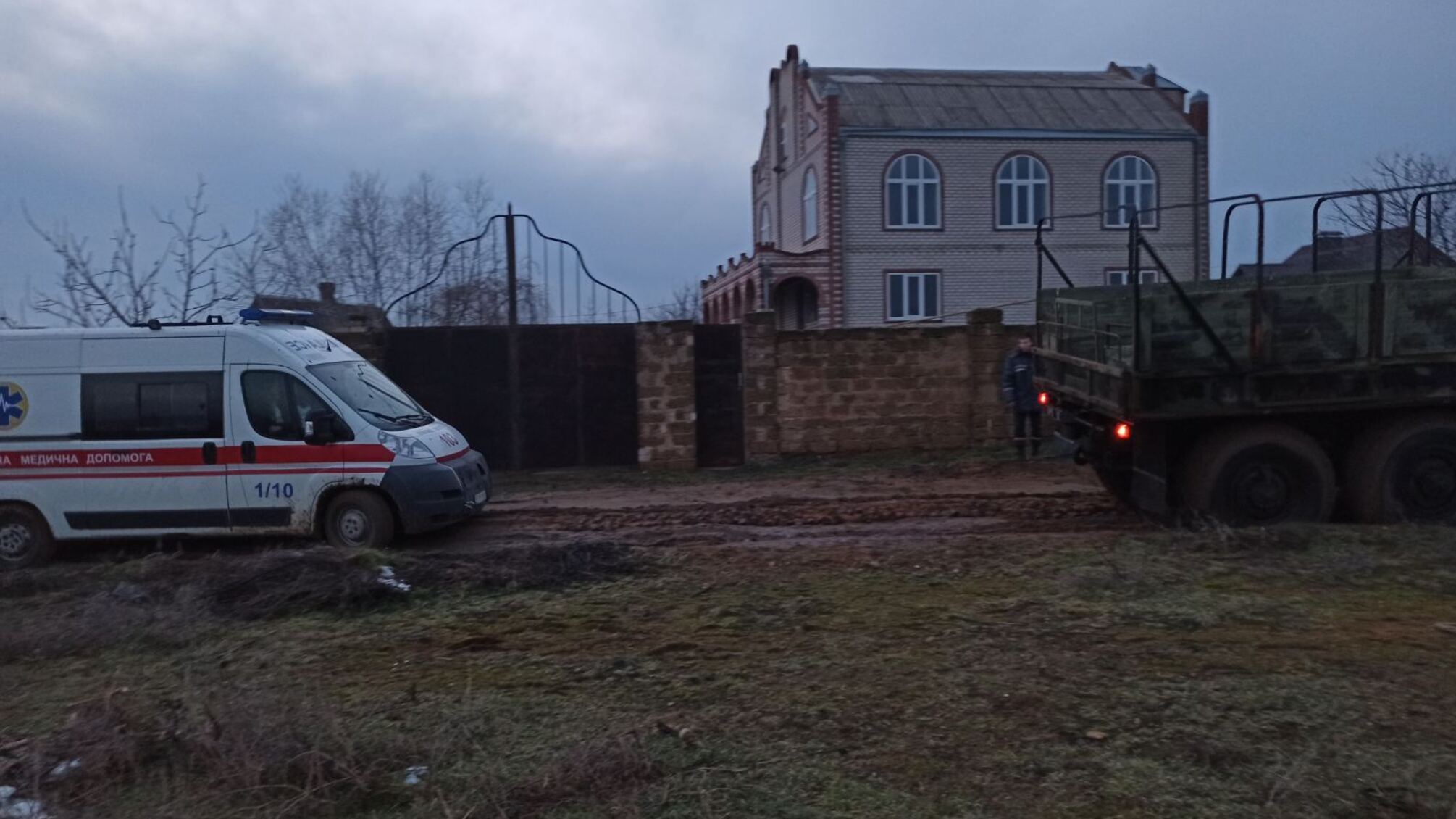 Херсонські рятувальники оперативно витягли з багнюки застряглу швидку з хворим
