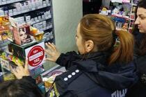 Поліцейські попереджають про відповідальність за продаж тютюнових виробів та алкоголю дітям