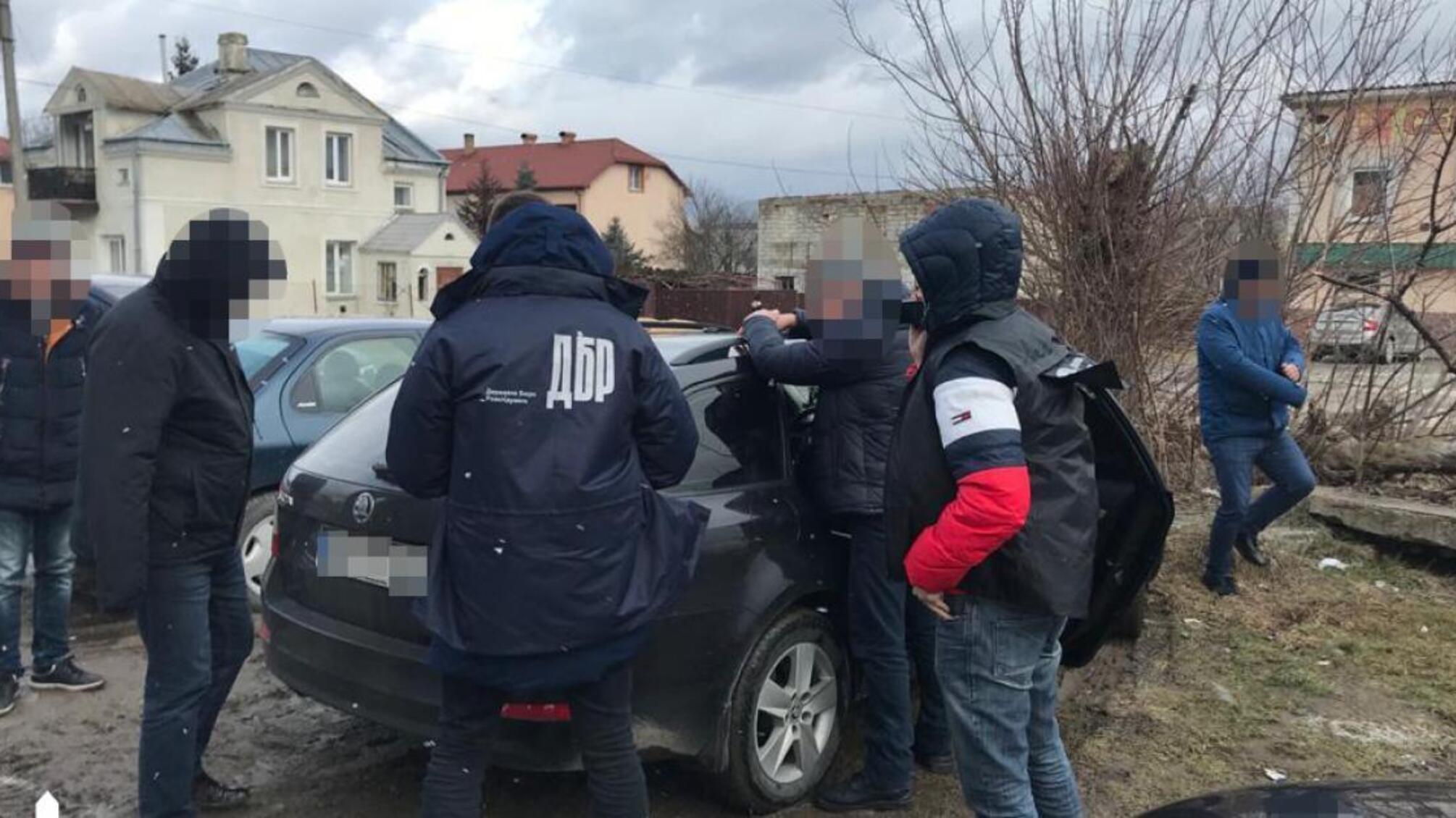 Викрито схему збуту наркотиків на Львівщині – ДБР затримало двох поліцейських