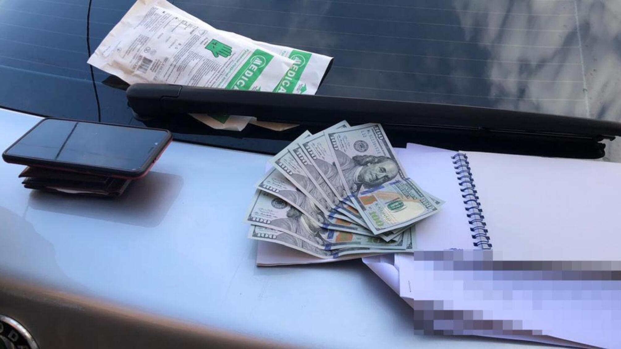 700 доларів США за контрабанду тютюну – ДБР затримало прикордонника