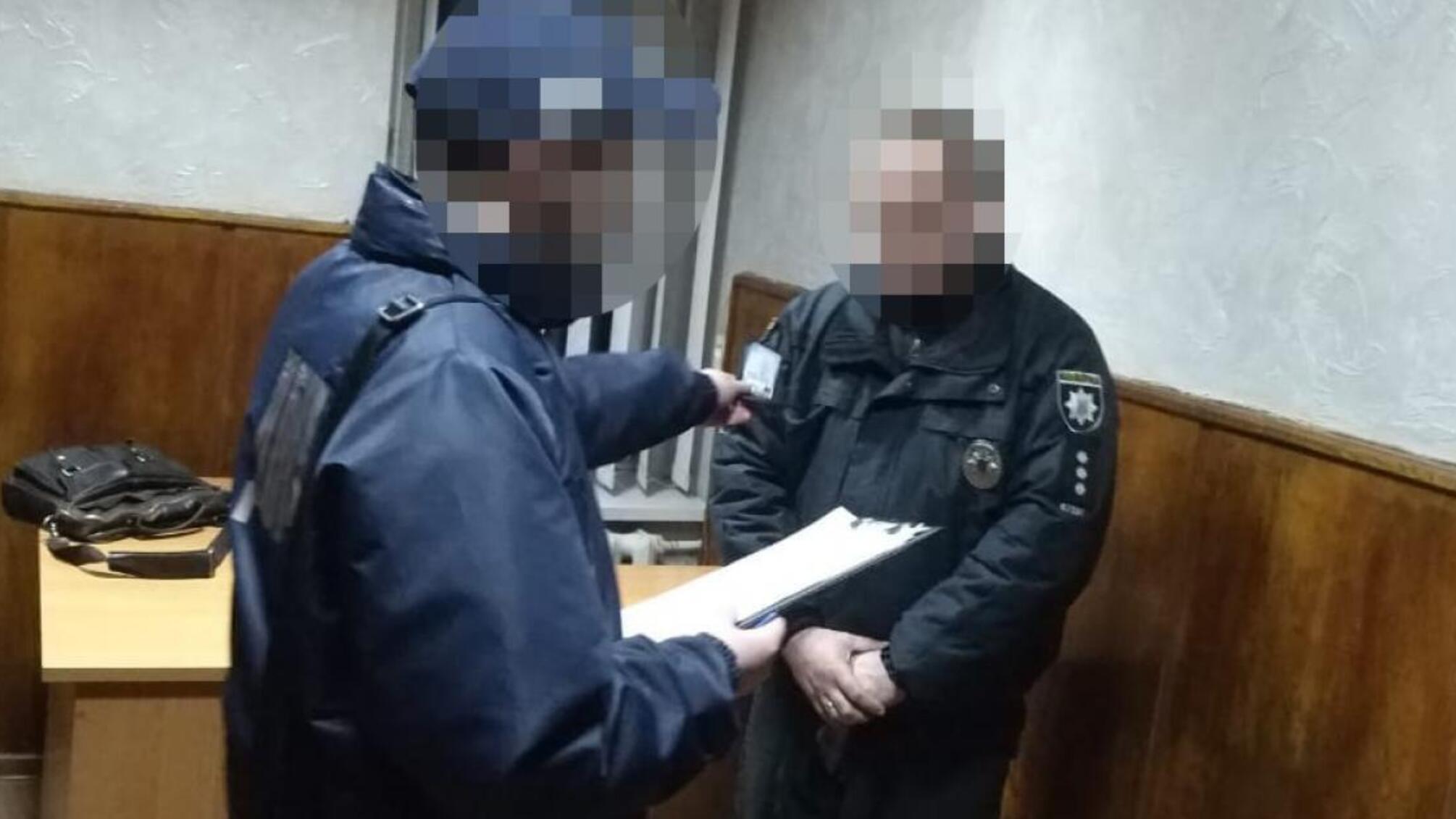 Хабар за повернення посвідчення водія та техпаспорта – ДБР затримало патрульного та колишнього поліцейського