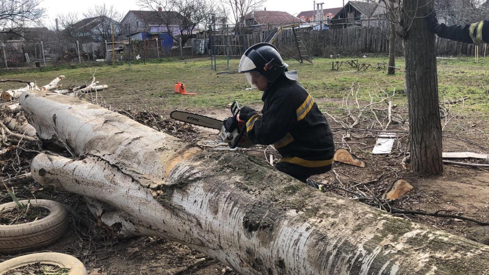 Минулої доби рятувальники Миколаївщини продовжили ліквідовувати наслідки негоди