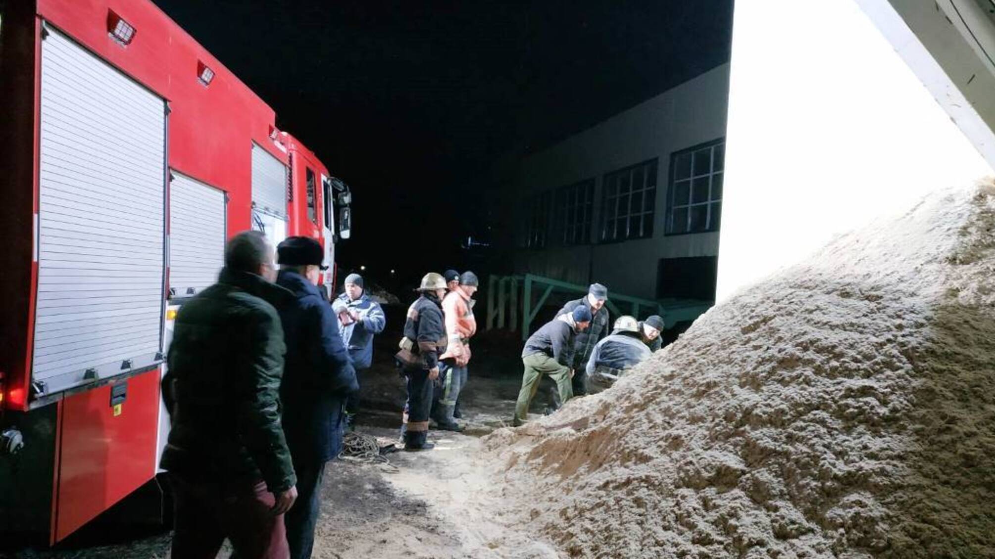 Житомирська область: рятувальники вивільнили чоловіка, якого засипало тирсою в бункері