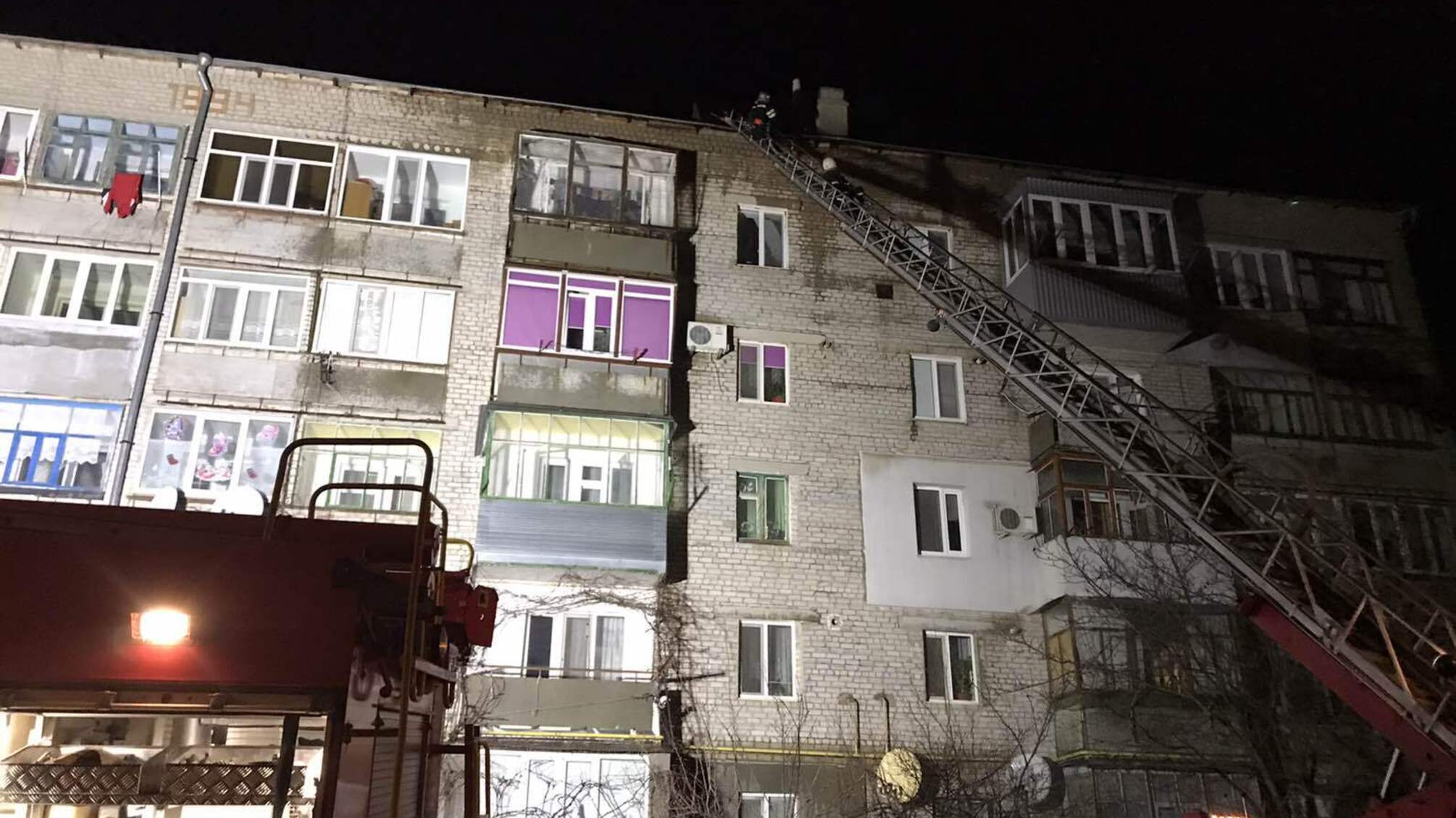 Миколаївська область: у м. Вознесенськ вогнеборці ліквідували пожежу на даху п’ятиповерхівки, евакуйовано 20 мешканців