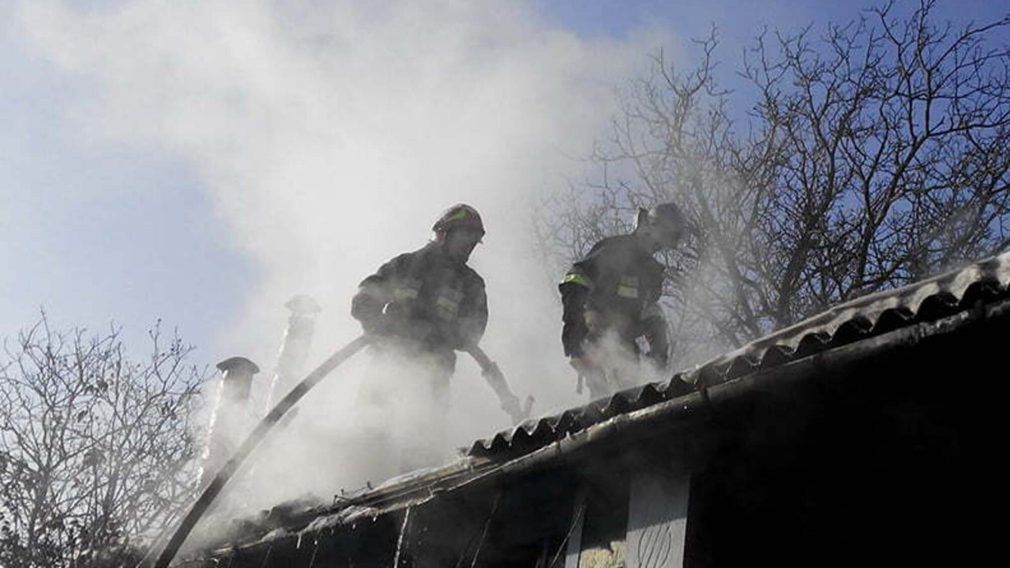 Минулої доби на Хмельниччині вогнеборцям довелося тричі приборкувати пожежі