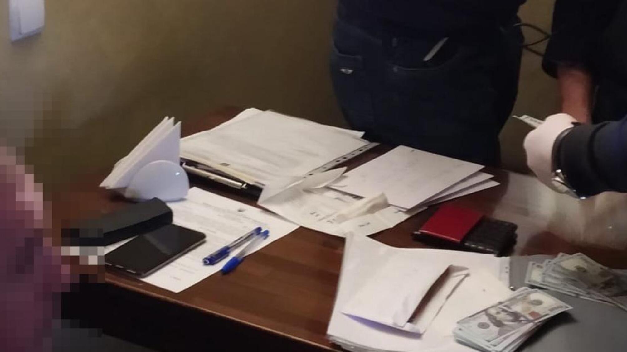 10 тис доларів США за вплив на правоохоронців - адвокату повідомлено про підозру