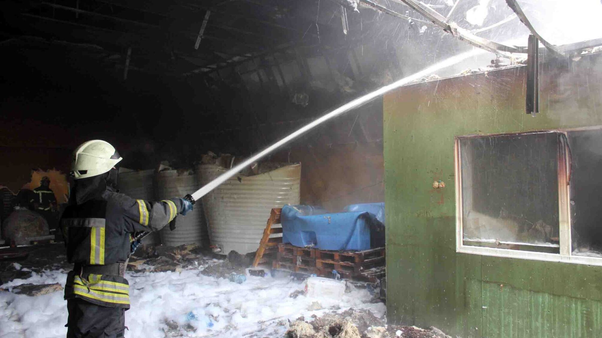Київська область: рятувальники ліквідували загорання металевого ангару