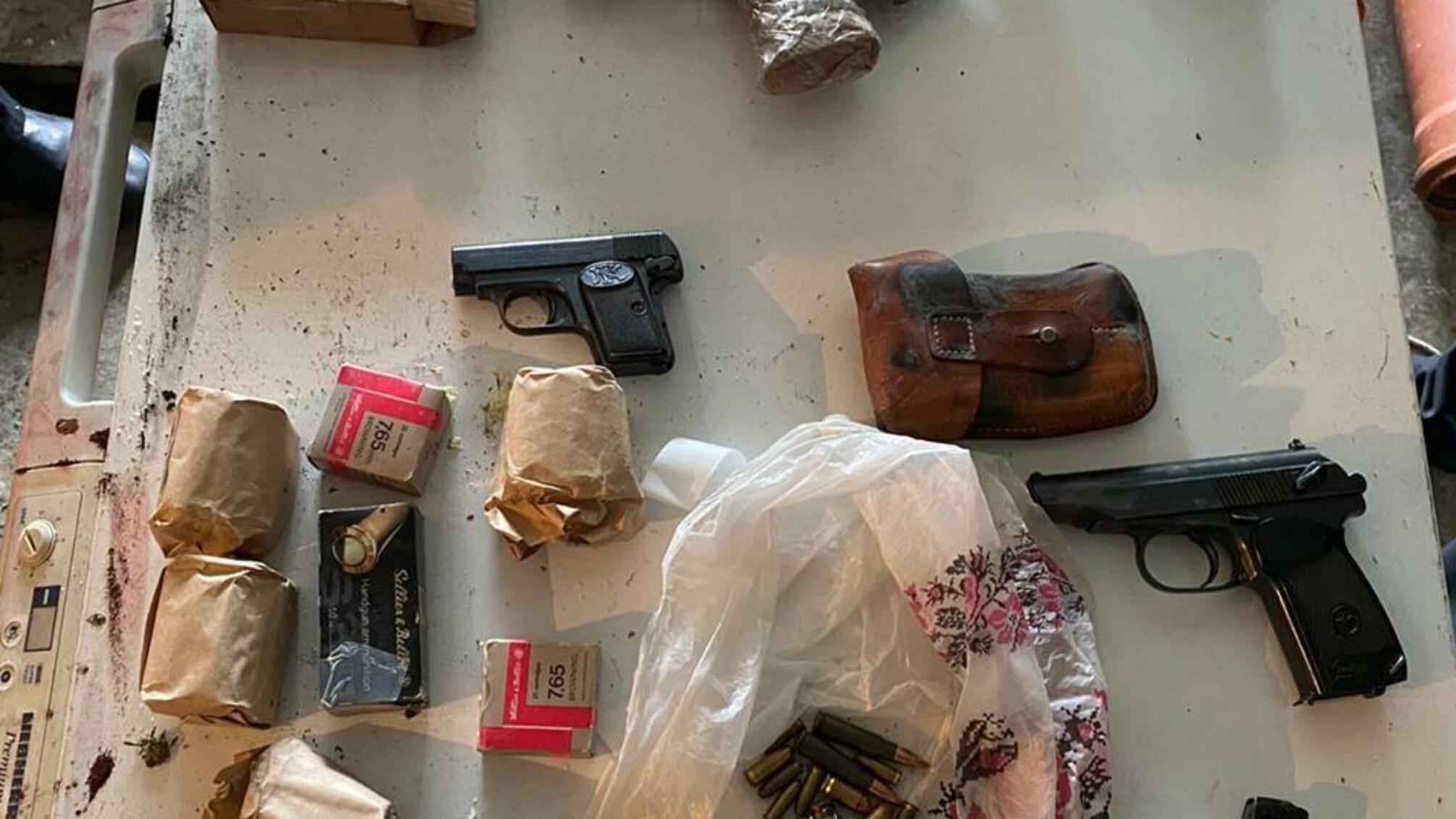 Поліцейські Прикарпаття вилучили зброю в організатора нарколабораторії