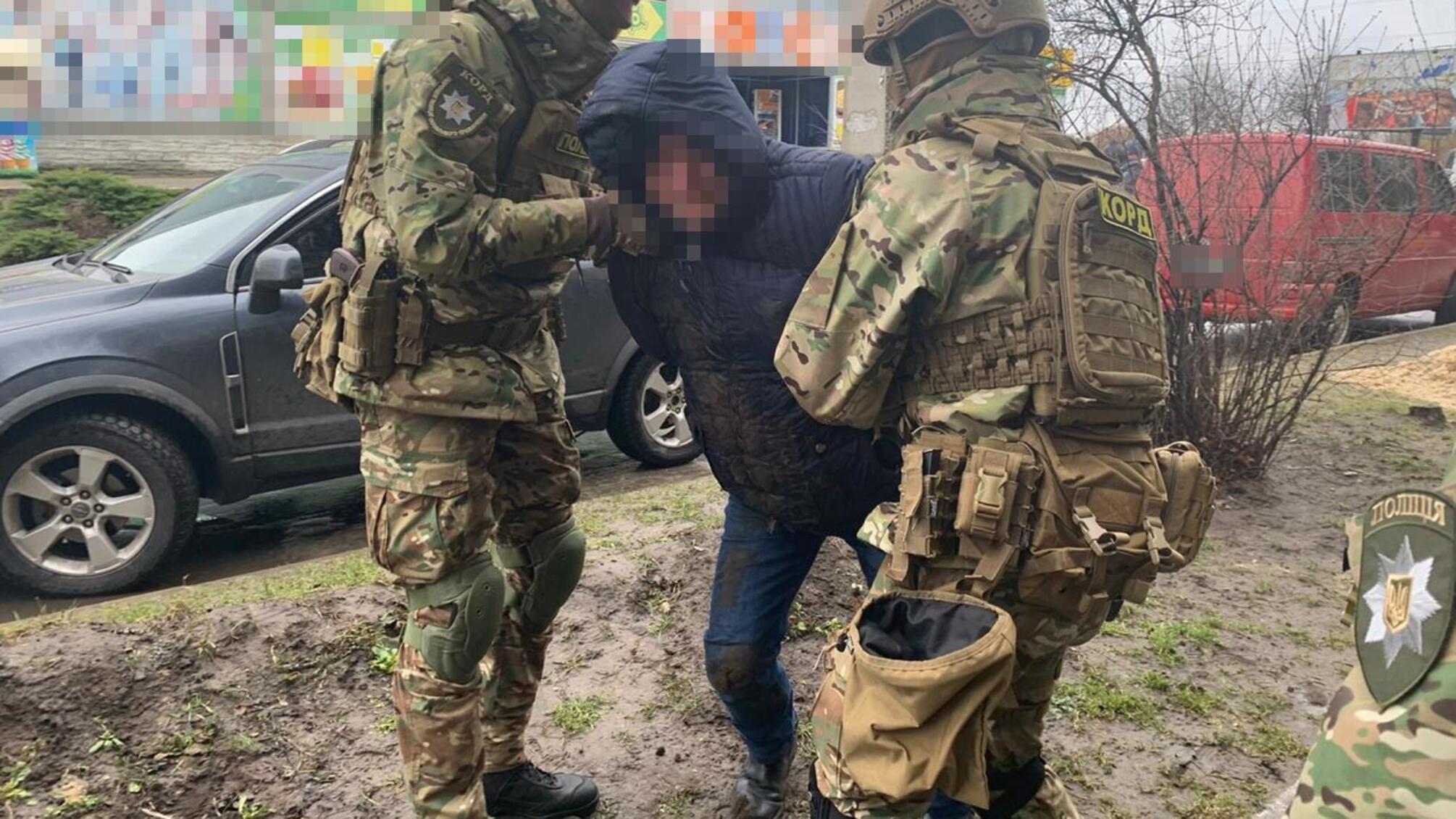 Поліція Хмельниччини затримала особу за вимагання у підприємця 300 тисяч доларів США