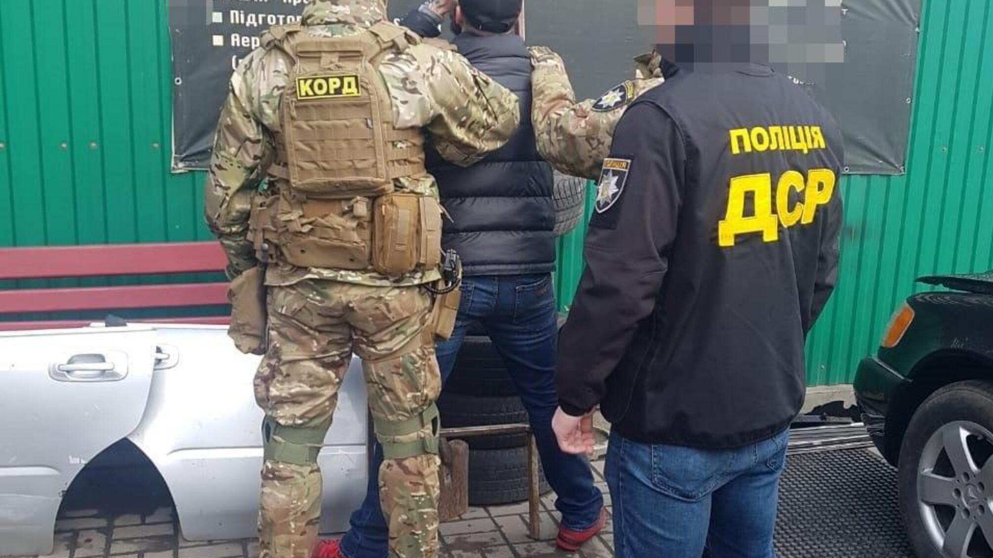 На Хмельниччині поліція затримала злочинну групу за вимагання з бізнесмена півмільйона гривень «боргу»