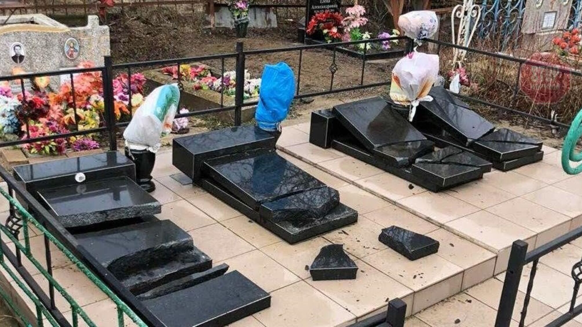 На Миколаївщині студентки ліцею потрощили хрести на кладовищі (фото)